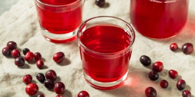 Brusinková šťáva ve třech sklenicích