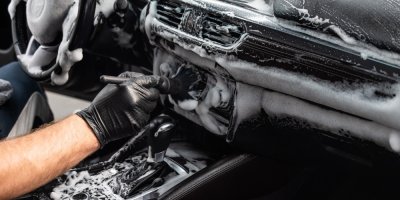 Muž umývá interiér auta