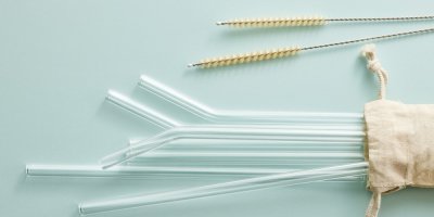 Skleněná brčka a čisticí kartáčky