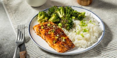 Losos s rýží a brokolicí na talíři