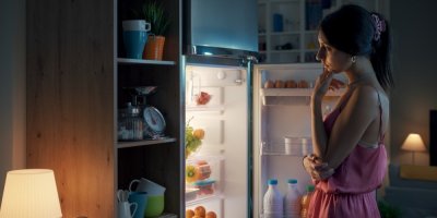 Žena dívající se do lednice 