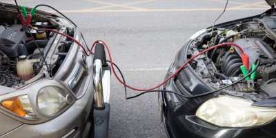 Dvě auta propojená startovacími kabely