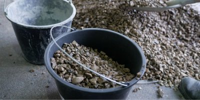 Kbelík se štěrkem