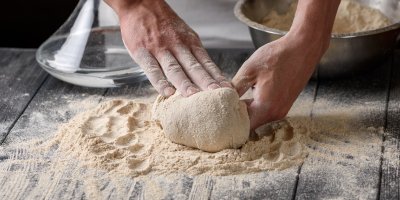 Mužské ruce připravují těsto
