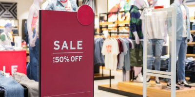 Nápis SALE v obchodě s oblečením