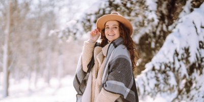 Žena v klobouku v zimě