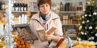 Zákaznice v obchodě vybírá vánoční cukroví