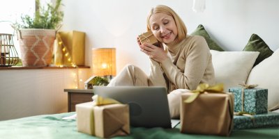 Starší paní s dárky