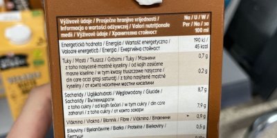 Etiketa na obalu rostlinného mléka