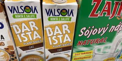 Rostlinná mléka v produktových obalech
