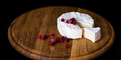 Hermelín na dřevěném prkénku