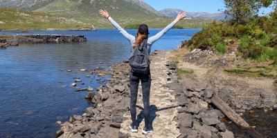 Žena s batohem v přírodě