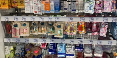 Balzámy na rty v obchodě