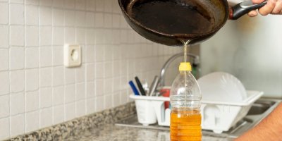 Slévání použitého oleje z pánve do PET lahve