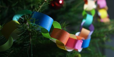Barevný papírový řetěz na stromečku