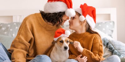 Maminka s dítětem a psem v santovských čepicích