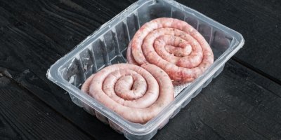 Dvě vinné klobásy v plastové vaničce