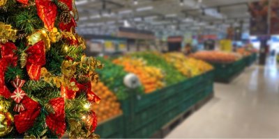 Detail vánočního stromku v supermarketu