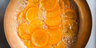 Vařící se kousky pomerančů