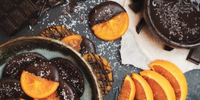Kandované pomeranče polomáčené v hořké čokoládě