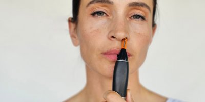 Žena si odstraňuje chloupky z nosu