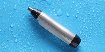 Zastřihávač chloupků na modrém podkladu s kapkami