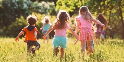 Děti hrající si venku