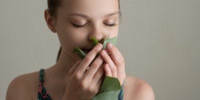 Dívka čichá k eukalyptu