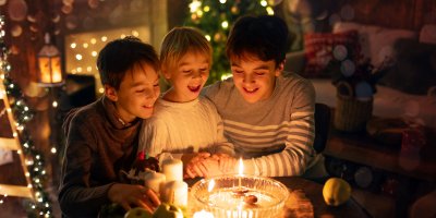 Děti pouštějí lodičky o Vánocích