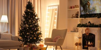 Vánoční strom v obývacím pokoji