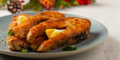 Smažené kapří filety na talíři s citronem