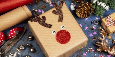 Vánoční dárek zabalený tak, aby připomínal soba