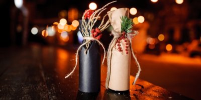 Lahve alkoholu ve vánočním balení