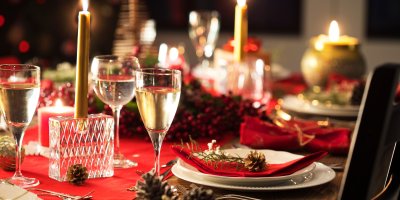 Slavnostně nazdobená štědrovečerní tabule v červené a zlaté barvě