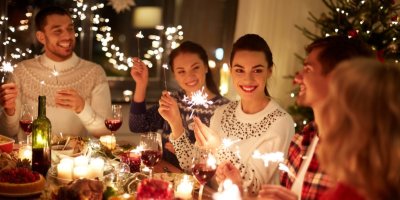 Lidé sedící u stolu při štědrovečerní večeři