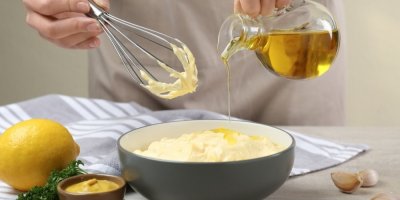 Žena připravuje domácí majonézu