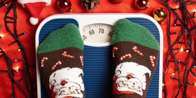 Člověk si váží tělesnou hmotnost během Vánoc