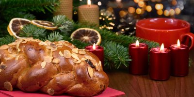 Vánočka před vánočními dekoracemi