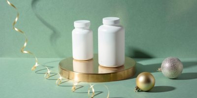 Dvě lahvičky s vitamíny, vánoční dekorace