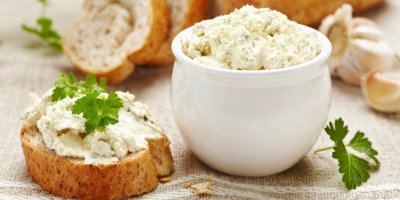 Nakrájená bageta a mistička s pomazánkou