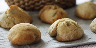 Detail na upečené malé housky