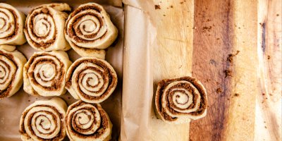 Skořicové šneky na plechu před upečením