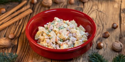 Bramborový salát v míse na stole