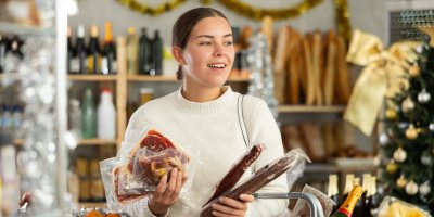 Žena během Vánoc v obchodě
