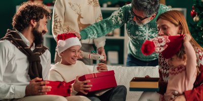 Rodina si rozbaluje vánoční dárky