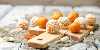 Oranžové kuličky na prkénku