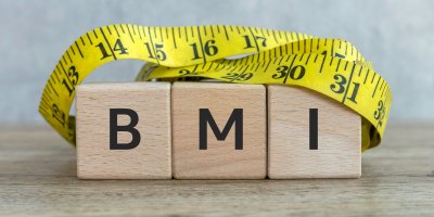 Dřevěné kostky s nápisem BMI