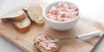 Pomazánka v misce a chlebíčky