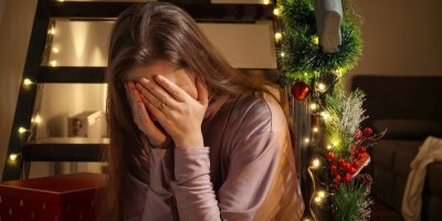 Mladá plačící žena, vánoční dekorace