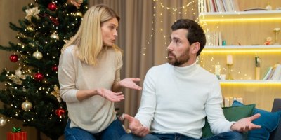 Žena s mužem se hádají u vánočního stromku